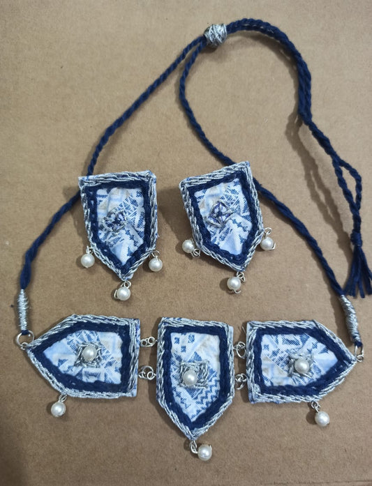 Half Diamond shape Blue and White Chokar set