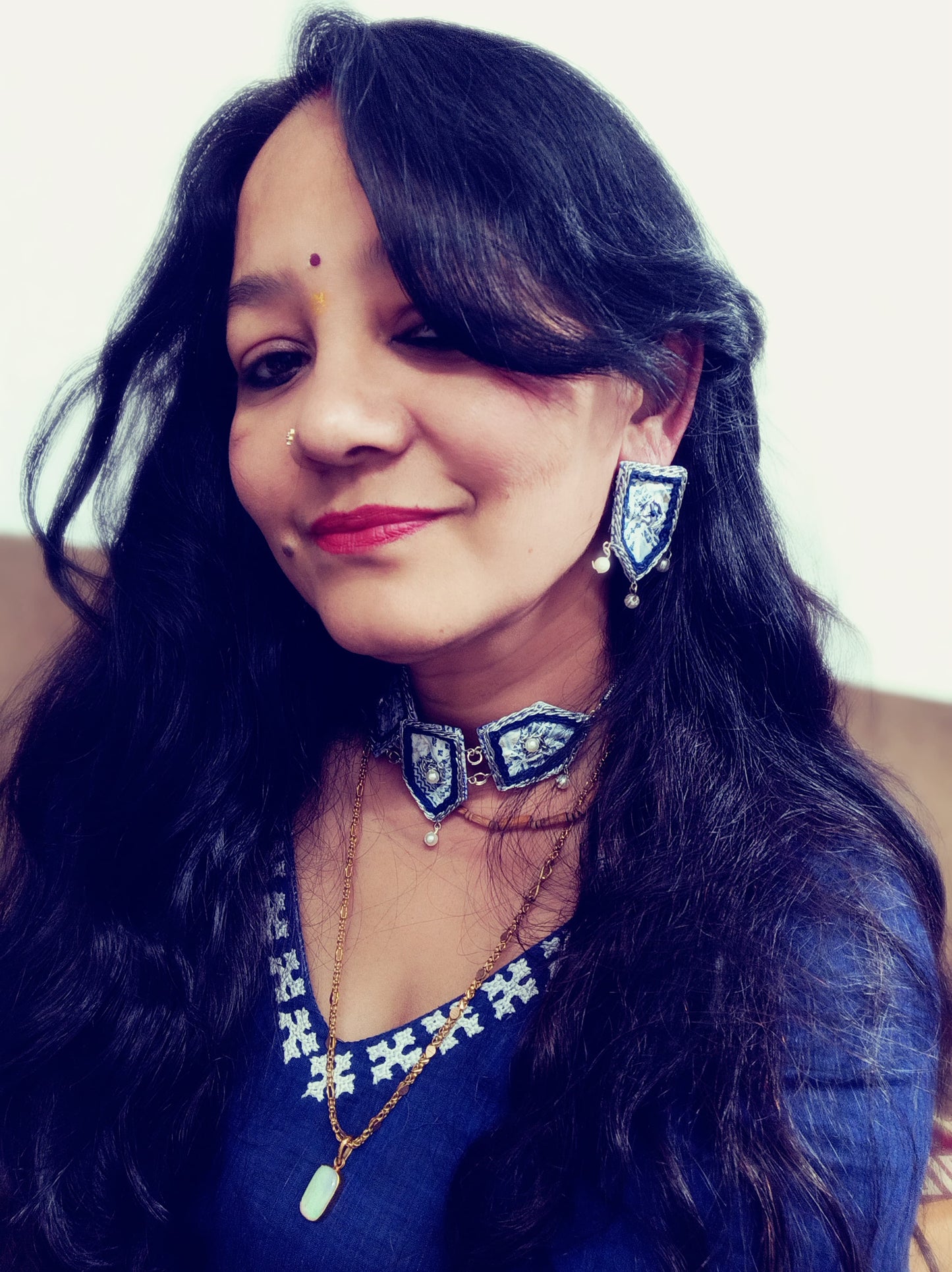 Half Diamond shape Blue and White Chokar set