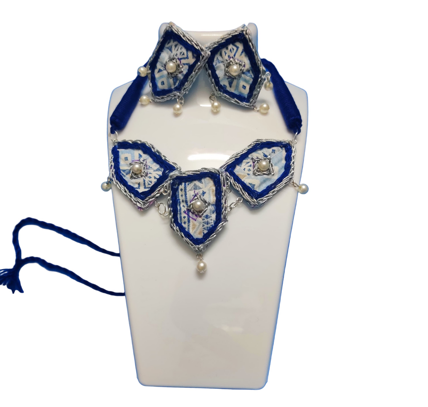 Half Diamond shape Blue and White Chokar set