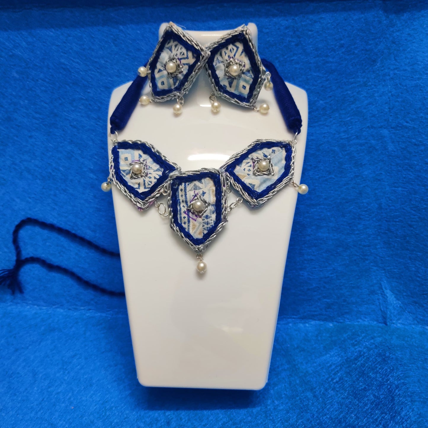 Half Diamond shape Blue and White Chokar set